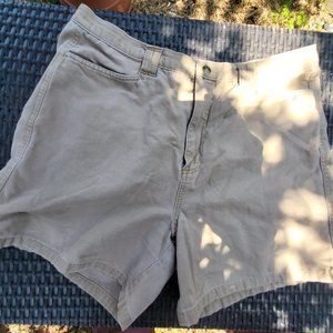 L Vintage Wardrobe essential shorts-tanned color